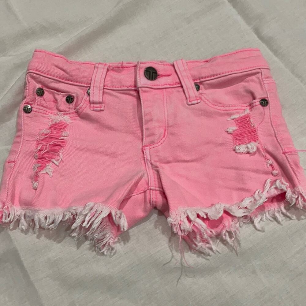 Tractr 4 hot pink distressed frayed legs short euc